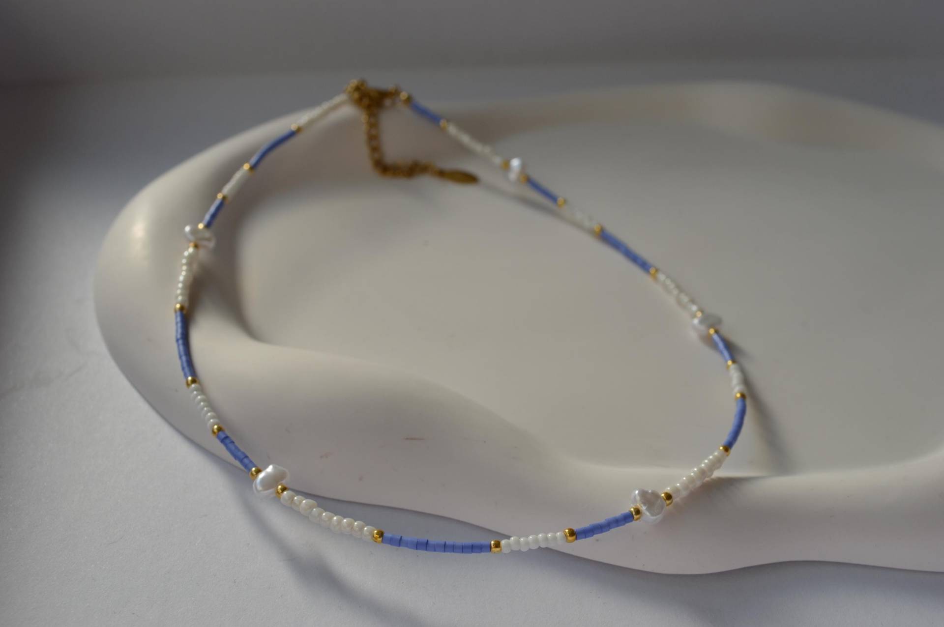 Handgemachte Trendige Perlenkette Halskette Mit Barocken Perlen Und Rocailles in Indigo Blau Weiß Gold Trendfarben | Verschluss Edelstahl Handgemachte Trendige Perlenkette Halskette Mit Barocken Perlen Und Rocailles in Indigo Blau Weiß Gold Trendfarben | Verschluss Edelstahl von HaylaHandmade