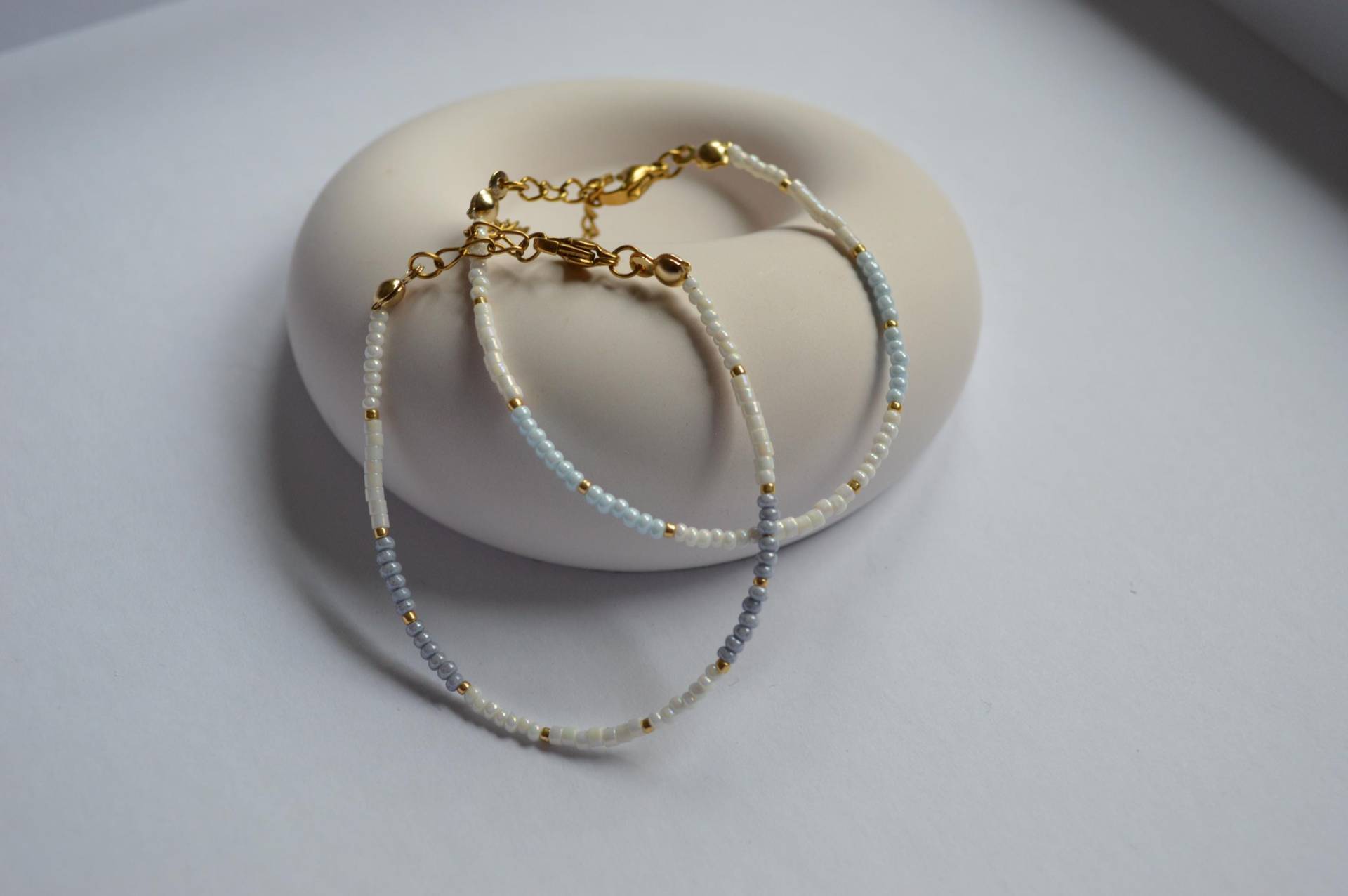 Zartes Perlen Armband in Weiß Blau Gold | Perlenarmband, Handmade, Edelstahl, Filigran, Wasser, Urlaub, Geschenk, Gift For Her, Hochzeit Zartes Perlen Armband in Weiß Blau Gold | Perlenarmband, Handmade, Edelstahl, Filigran, Wasser, Urlaub, Geschenk, Gift For Her, Hochzeit von HaylaHandmade