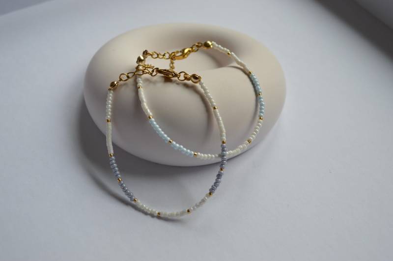Zartes Perlen Armband in Weiß Blau Gold | Perlenarmband, Handmade, Edelstahl, Filigran, Wasser, Urlaub, Geschenk, Gift For Her, Hochzeit Zartes Perlen Armband in Weiß Blau Gold | Perlenarmband, Handmade, Edelstahl, Filigran, Wasser, Urlaub, Geschenk, Gift For Her, Hochzeit von HaylaHandmade