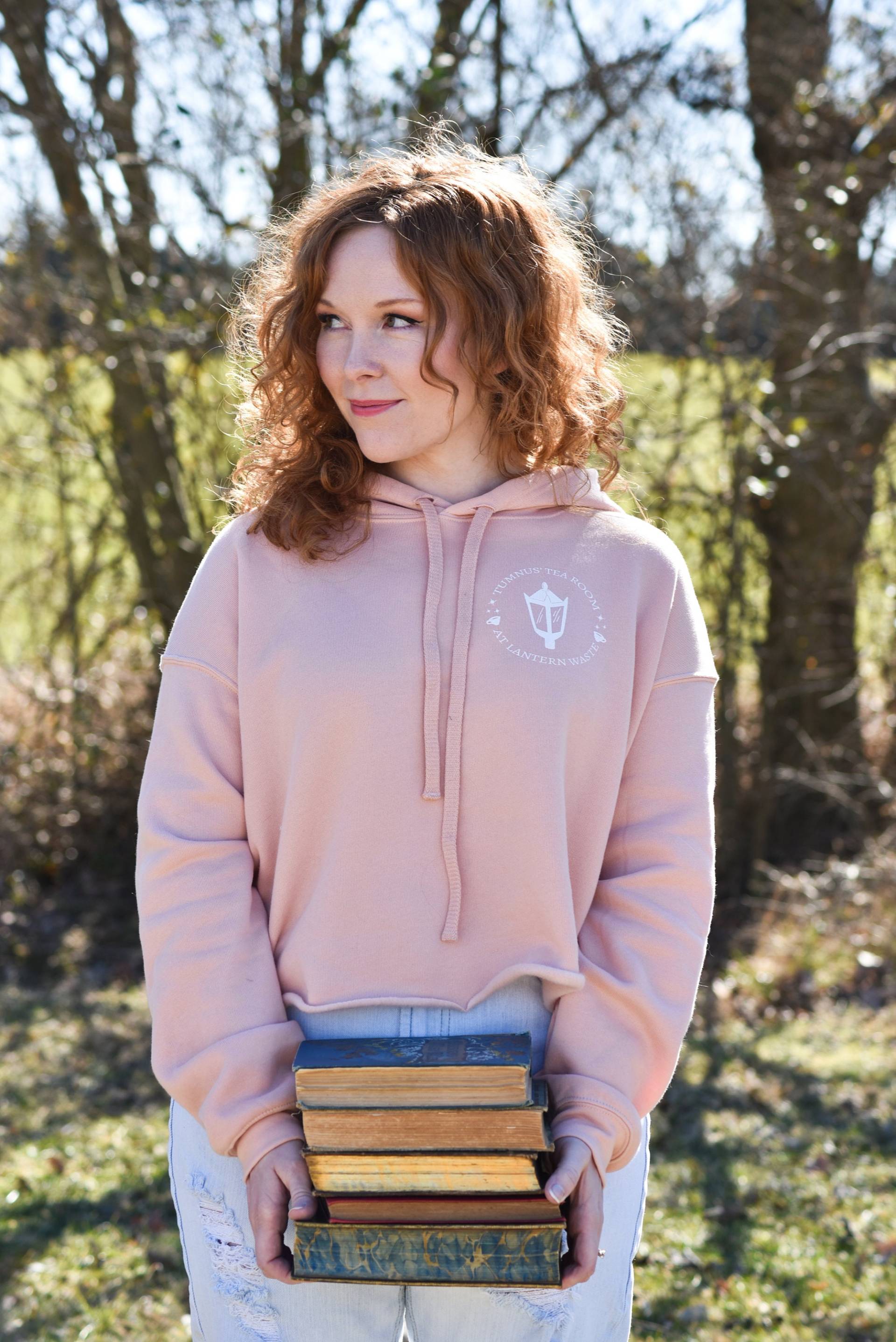 Tumnus' Teestube Crop Hoodie | 2 Farbvarianten Pfirsich, Olivgrün Bei Windlicht Abfall von HaylieAllcottDesigns