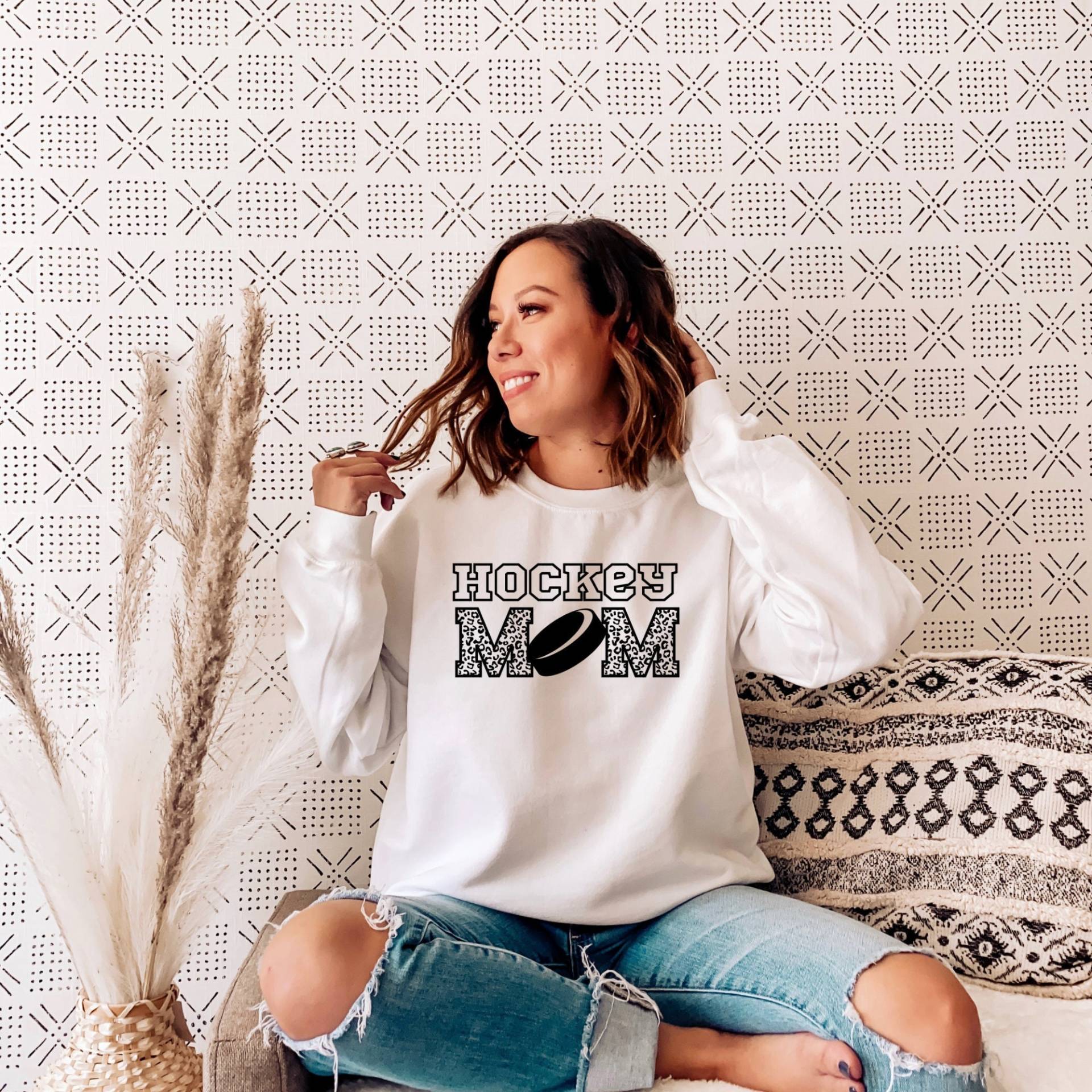 Hockey Mom Sweatshirt, Geschenk, Stolze Mama, Life, Crewneck, Saison Pullover, Game Day von HaylieMaeDesigns