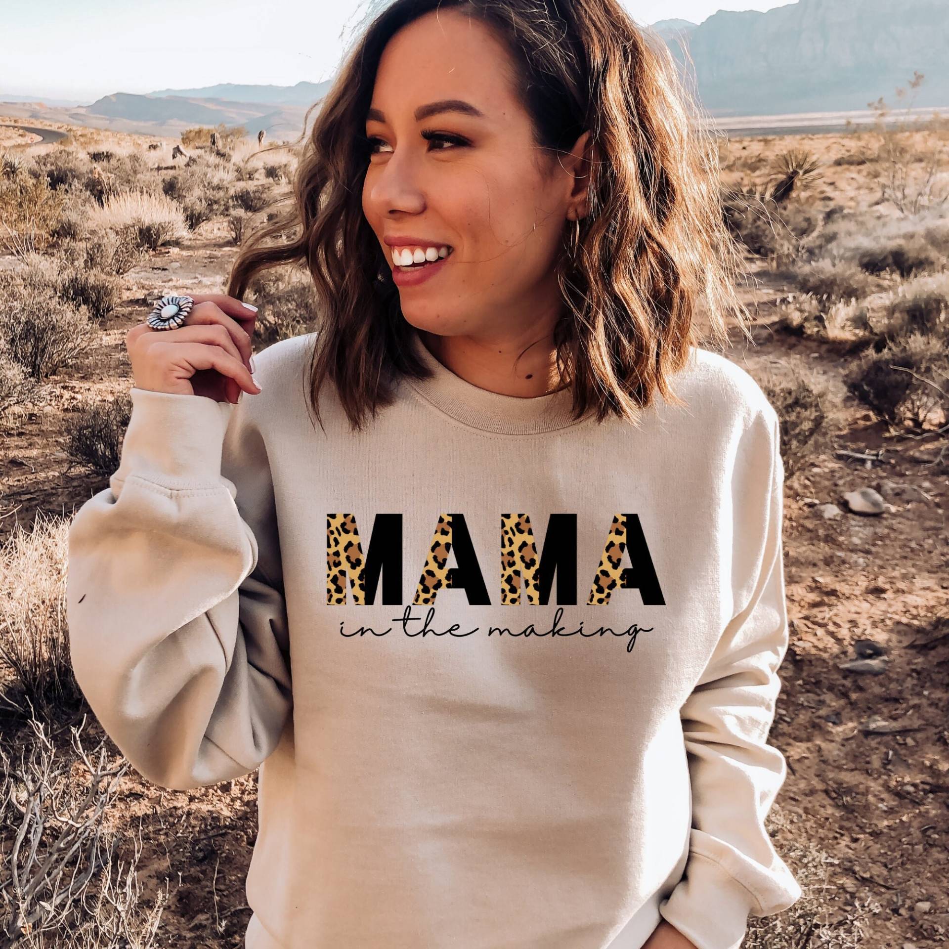 Mama in The Making Sweatshirt, Mommy To Be, Werdende Mutter Geschenk, Neue Ivf Leopard Print, Muttertagsgeschenk von HaylieMaeDesigns