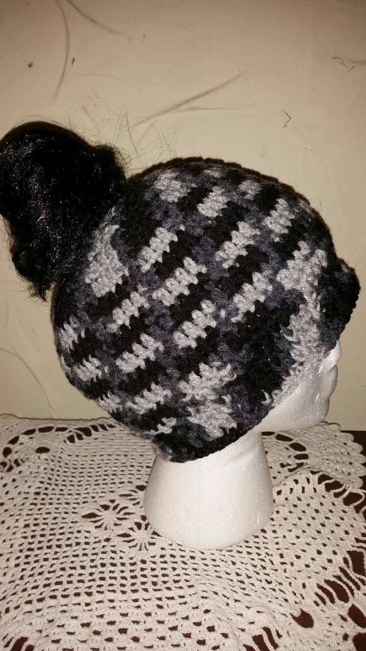 Messy Bun Pony Tail Mütze in Gehäkelten Kohledruck Messy Bun Pony Tail Mütze in Gehäkelten Kohledruck von HayliesHandiwork
