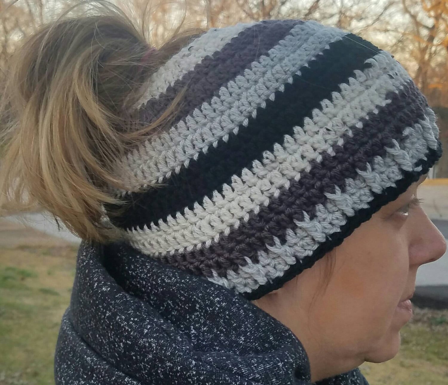 Pony Tail Hat Messy Bun in Häkeln Multi-Color Grauscale Pony Tail Hat Messy Bun in Häkeln Multi-Color Grauscale von HayliesHandiwork