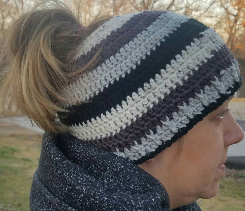 Pony Tail Hat Messy Bun in Häkeln Multi-Color Grauscale Pony Tail Hat Messy Bun in Häkeln Multi-Color Grauscale von HayliesHandiwork