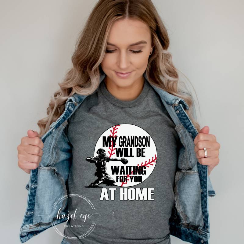 Mein Enkel Wird Zu Hause Auf Dich Warten - Baseball-T-Shirt Baseball-Oma-T-Shirt von HazelEyeCreations