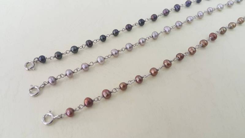 Draht-Gewickeltes Perlenarmband, Farbperlenarmband, 4 Mm Zierliche Perle, Graue Perle Schwarze Goldene Bronze Mit Sterling Silber Draht von HazelGisele