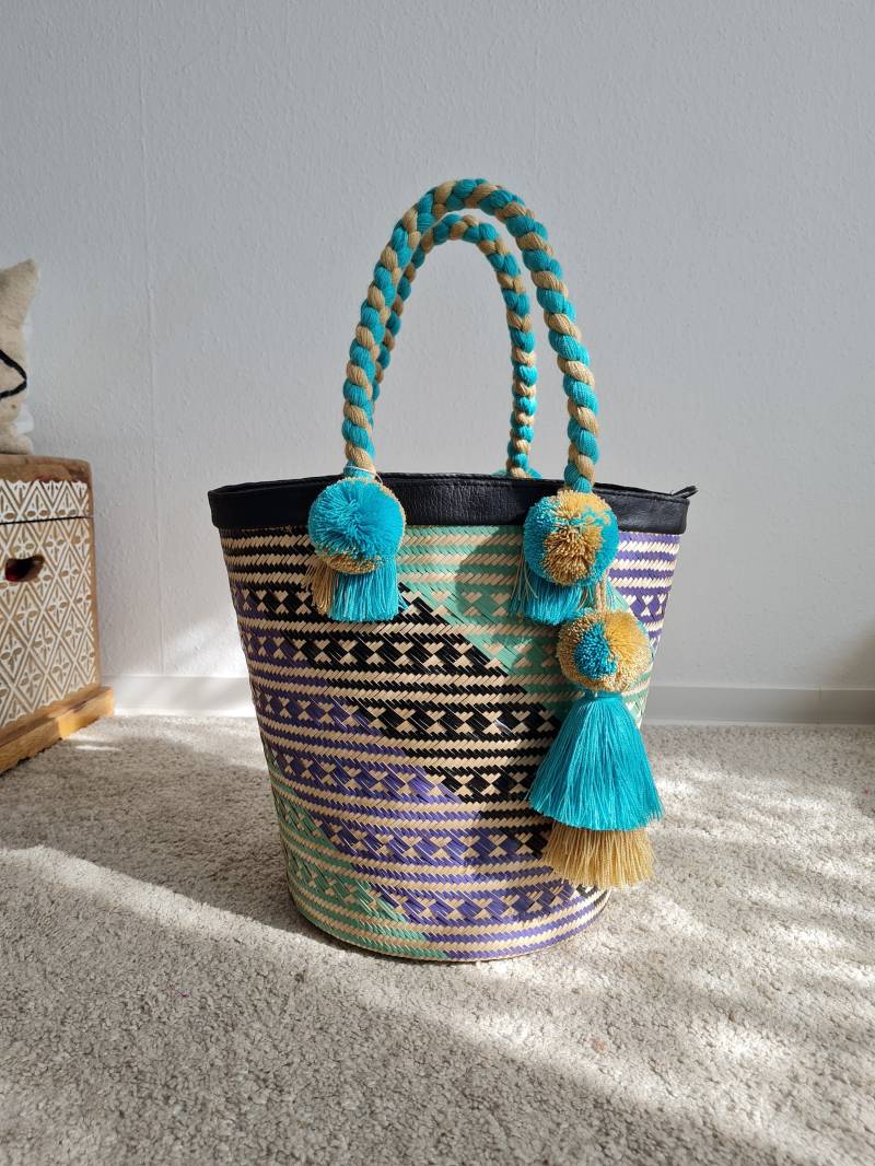 Handgemachte Raffia Korb Tasche Große Gewebte Sommer Tasche Mit Quasten von Hazelfashionstudio