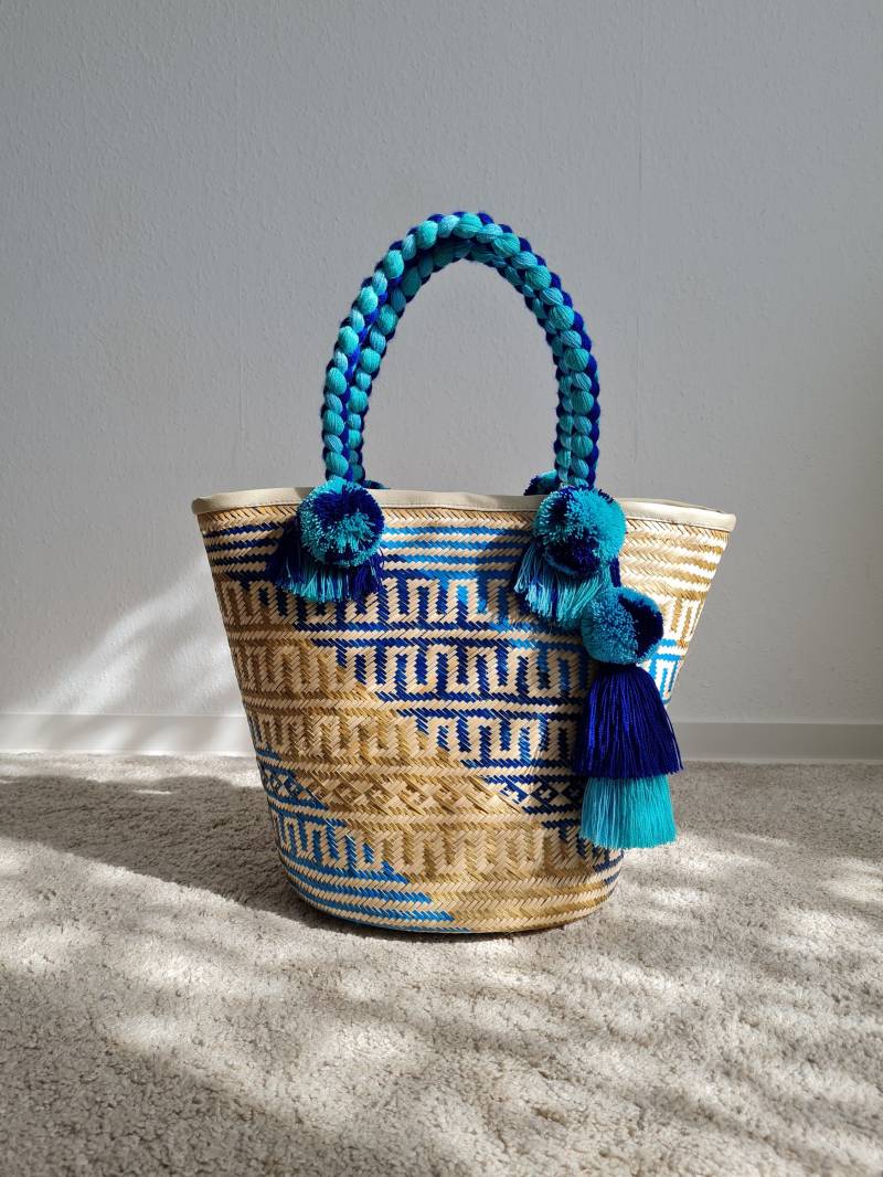 Handgemachte Blaue Strohkorb Tasche Strandtasche Mit Quasten von Hazelfashionstudio