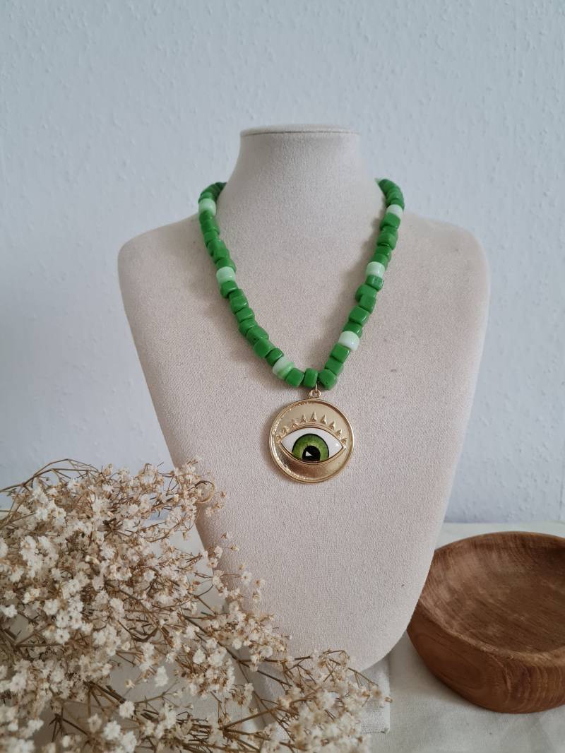Handgemachte Grüne Glasperlen-Halskette Evil Eye Anhänger von Hazelfashionstudio