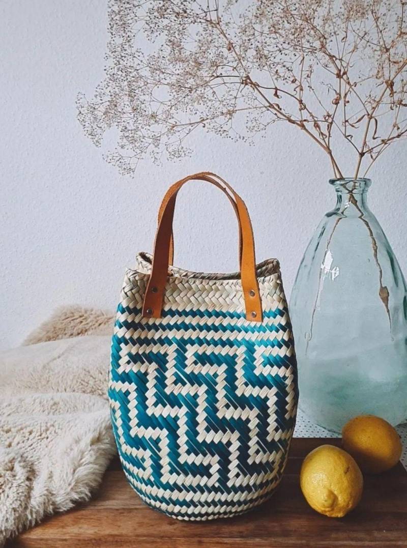 Handgemachte Grüne Raffia Korbtasche Mit Hellbraunen Lederhenkeln von Hazelfashionstudio