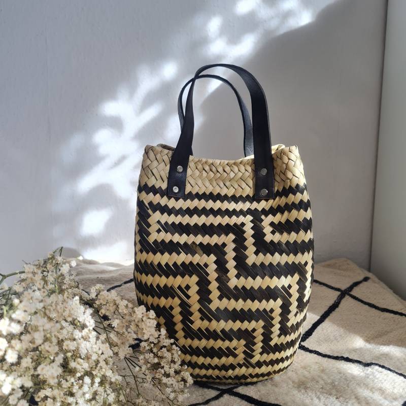 Handgemachte Korbtasche Aus Raffia Schwarzer Ledergriff, Pariser Stil von Hazelfashionstudio