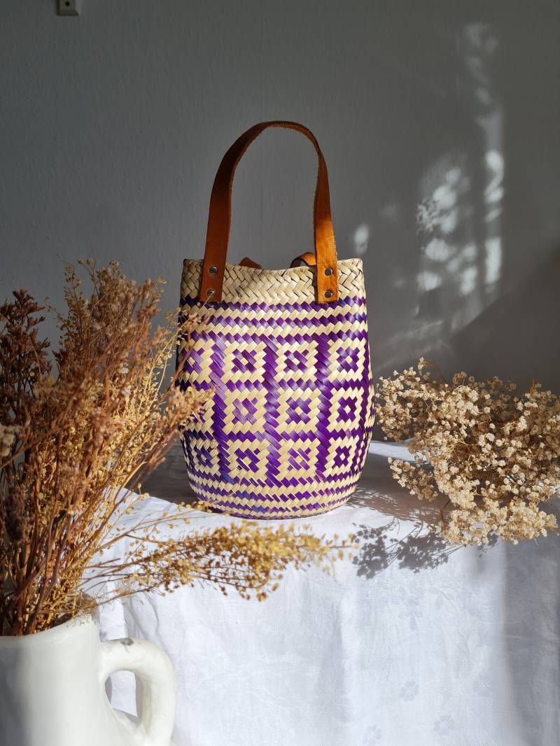 Handgemachte Raffia Korb Tasche Lila Woven Tote Mit Leder Griffen von Hazelfashionstudio