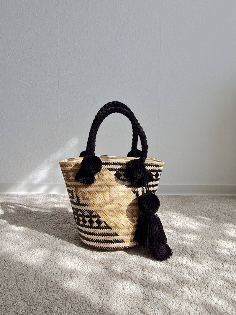 Handgemachte Raffia Korb Tasche Schwarz & Weiß Gewebte Tasche Mit Quasten von Hazelfashionstudio