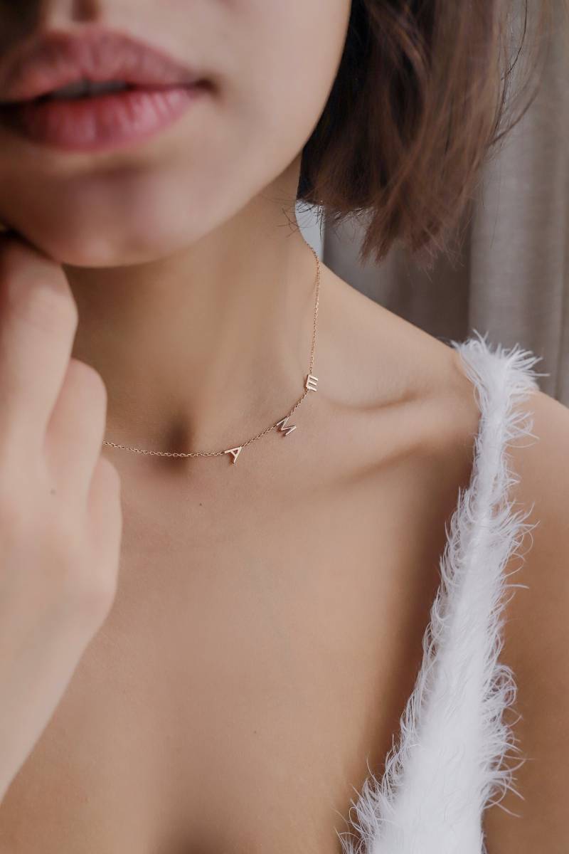 Seitlich Anfangsbuchstaben Halskette Zierliche Name Geschenk Für Freundin Familie Geliebte Frau Muttertag von HazelJewelryHouse
