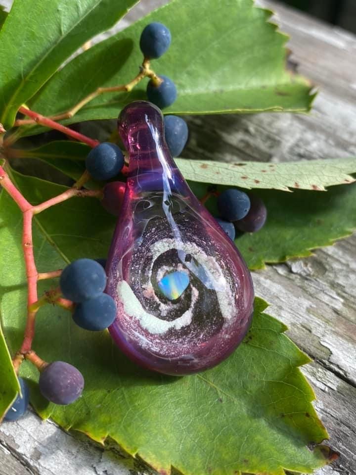 Einäscherungsglas-Gedenk-Ascheanhänger Mit Opal-Edelsteinkern, Silberdampf Und Im Dunklen Pulver Hinter Der Asche Leuchtend Einäscherungsglas-Gedenk-Ascheanhänger Mit Opal-Edelsteinkern, Silberdampf Und Im Dunklen Pulver Hinter Der Asche Leuchtend von HazenGlass