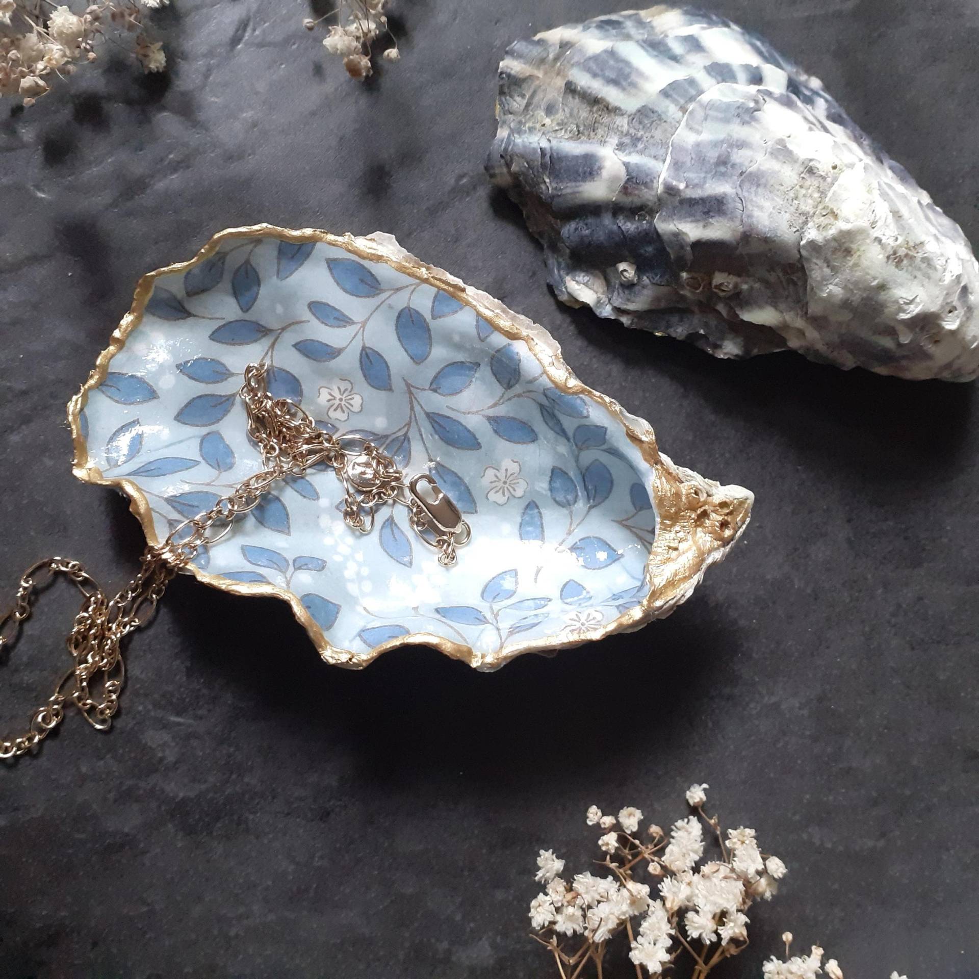 Handgefertigte Austerndekoration, Schmuckschale Blaue Blätter Handgefertigte Austerndekoration, Schmuckschale Blaue Blätter von HazyLou