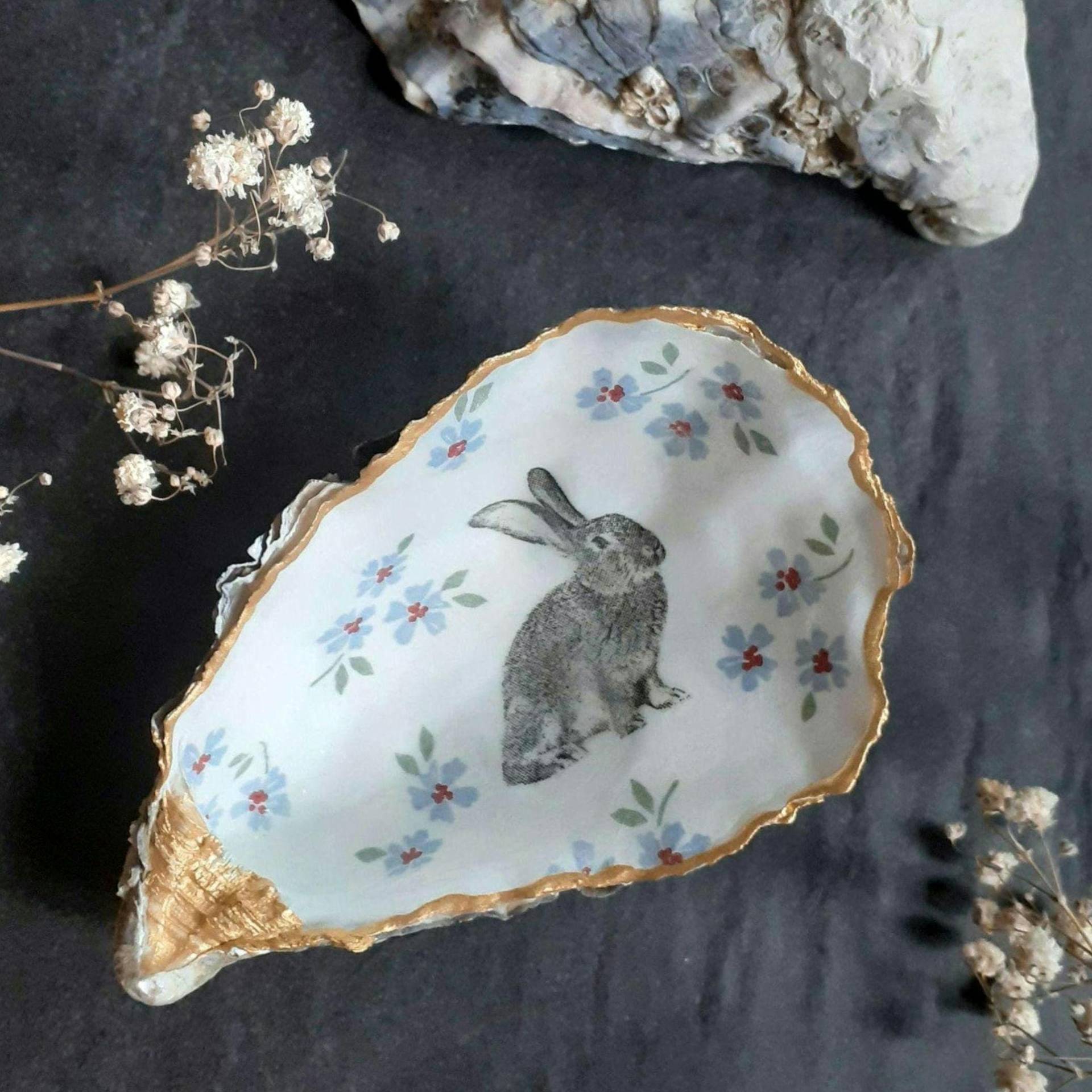 Ring-, Schmuckschale Aus Austern, Dekorationschale Bunny Auf Der Wiese Ring-, Schmuckschale Aus Austern, Dekorationschale Bunny Auf Der Wiese von HazyLou