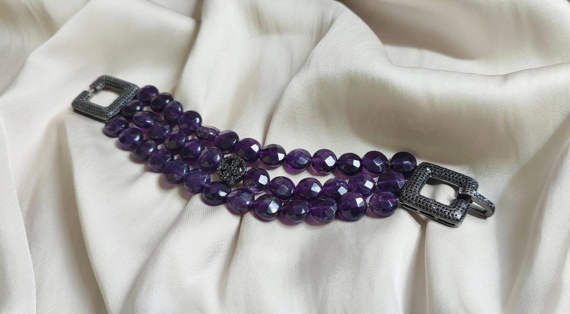 Breites Armband Aus Facettierten Amethysten Breites Armband Aus Facettierten Amethysten von Hazzzi
