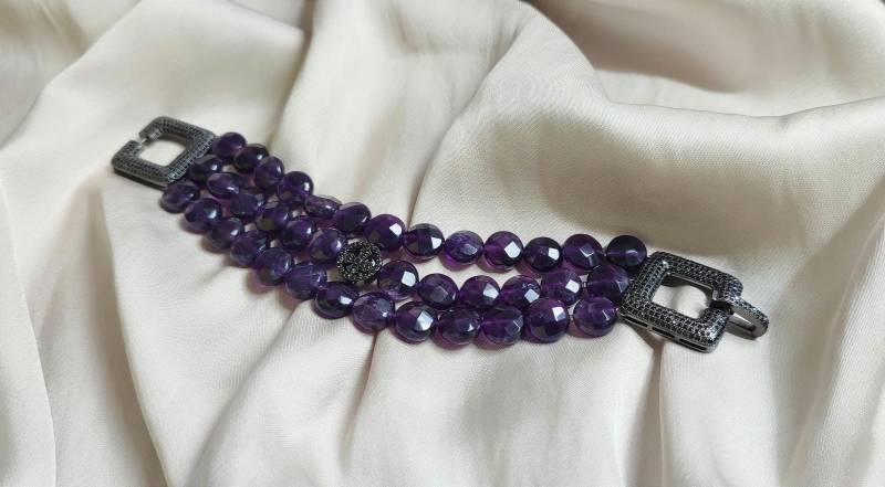 Breites Armband Aus Facettierten Amethysten Breites Armband Aus Facettierten Amethysten von Hazzzi