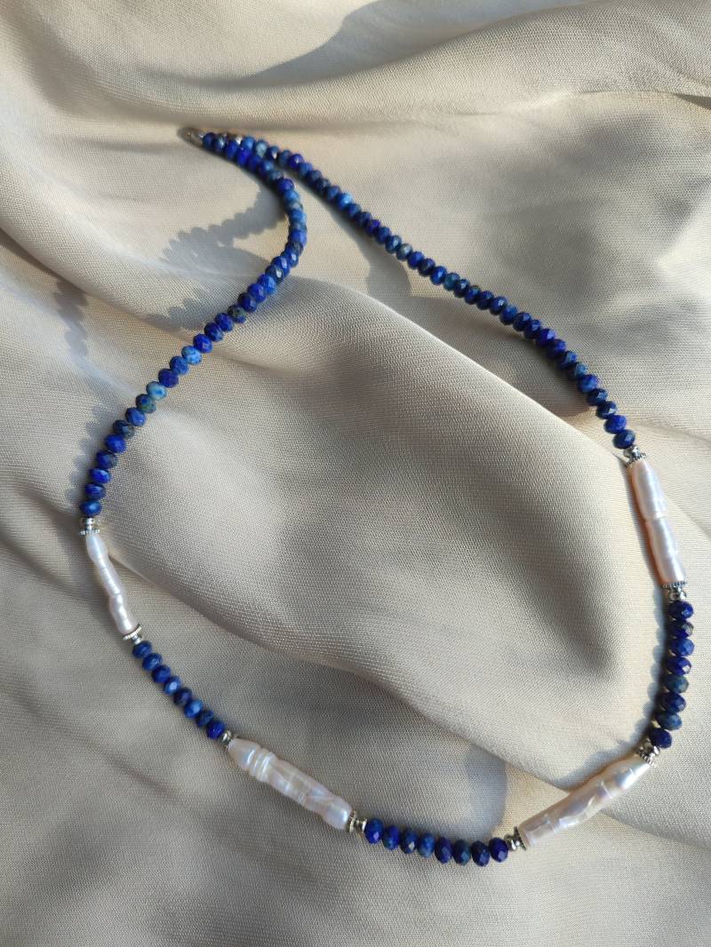 Chocker Aus Facettierten Lapislazuli Rondellen Mit Süßwasser-Perlen Und Rhodinierten Elementen Chocker Aus Facettierten Lapislazuli Rondellen Mit Süßwasser-Perlen Und Rhodinierten Elementen von Hazzzi
