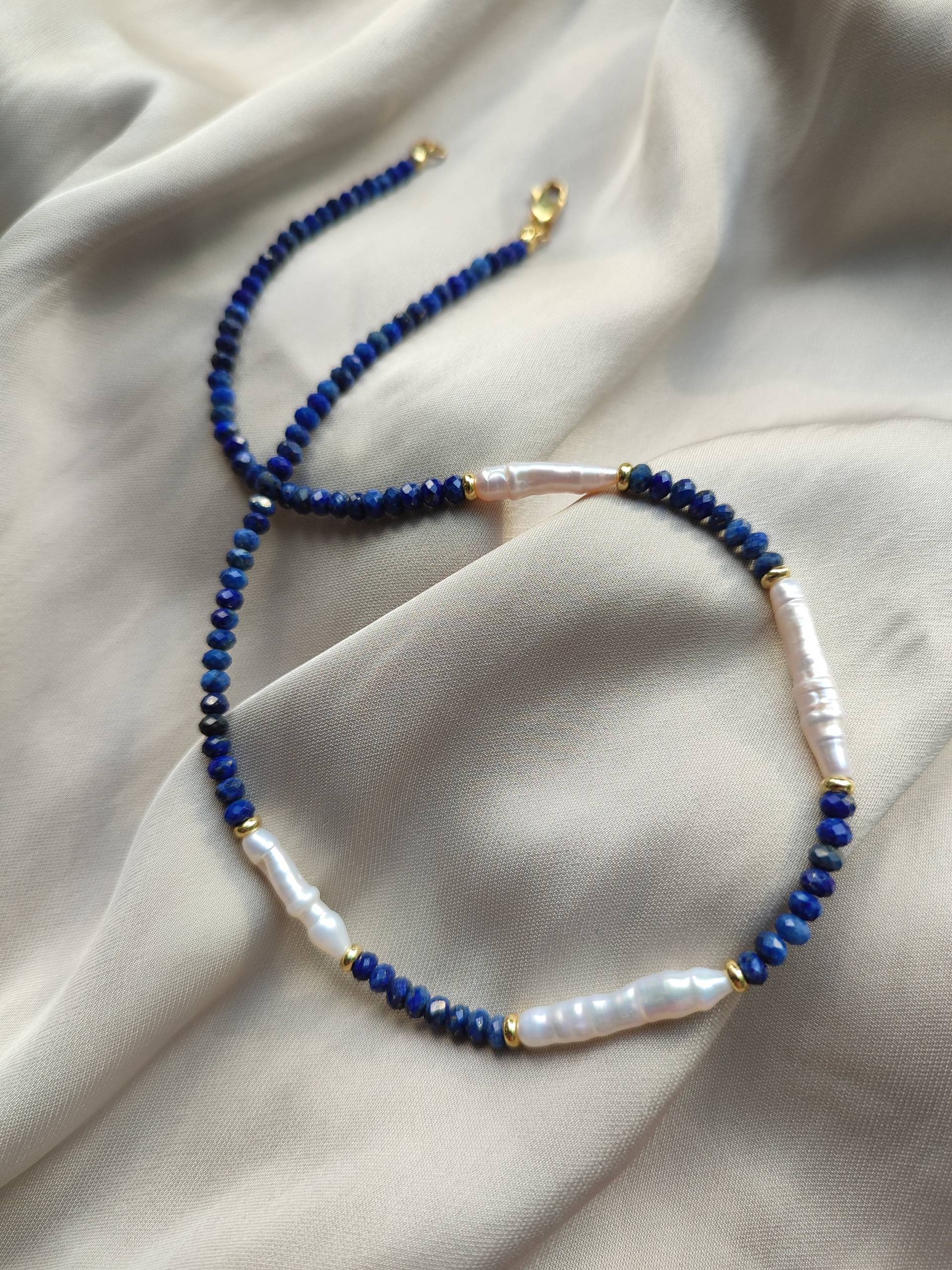 Chocker Aus Facettierten Lapislazuli Rondellen Mit Süßwasser-Perlen Und Vergoldeten Elementen Chocker Aus Facettierten Lapislazuli Rondellen Mit Süßwasser-Perlen Und Vergoldeten Elementen von Hazzzi