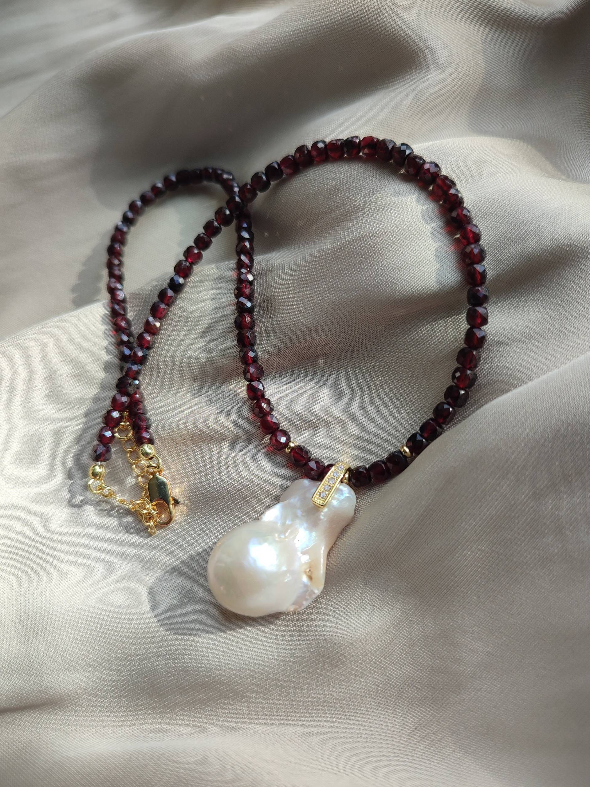 Granatperlen-Kette Mit Barockperlen-Anhänger, 40+5 cm Granatperlen-Kette Mit Barockperlen-Anhänger, 40+5 cm von Hazzzi