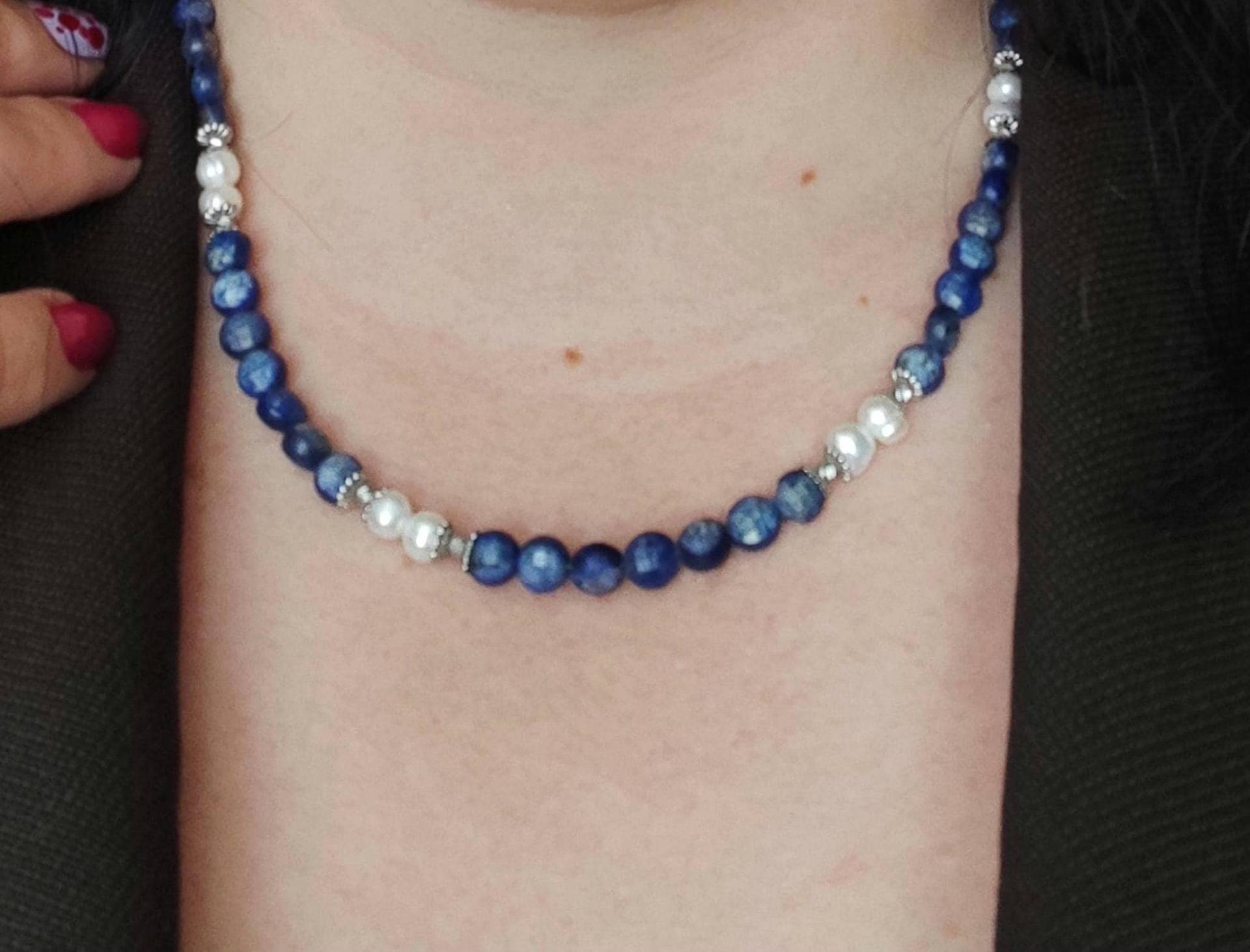 Perlenkette Aus Lapis Lazuli Und Süßwasserperlen Perlenkette Aus Lapis Lazuli Und Süßwasserperlen von Hazzzi