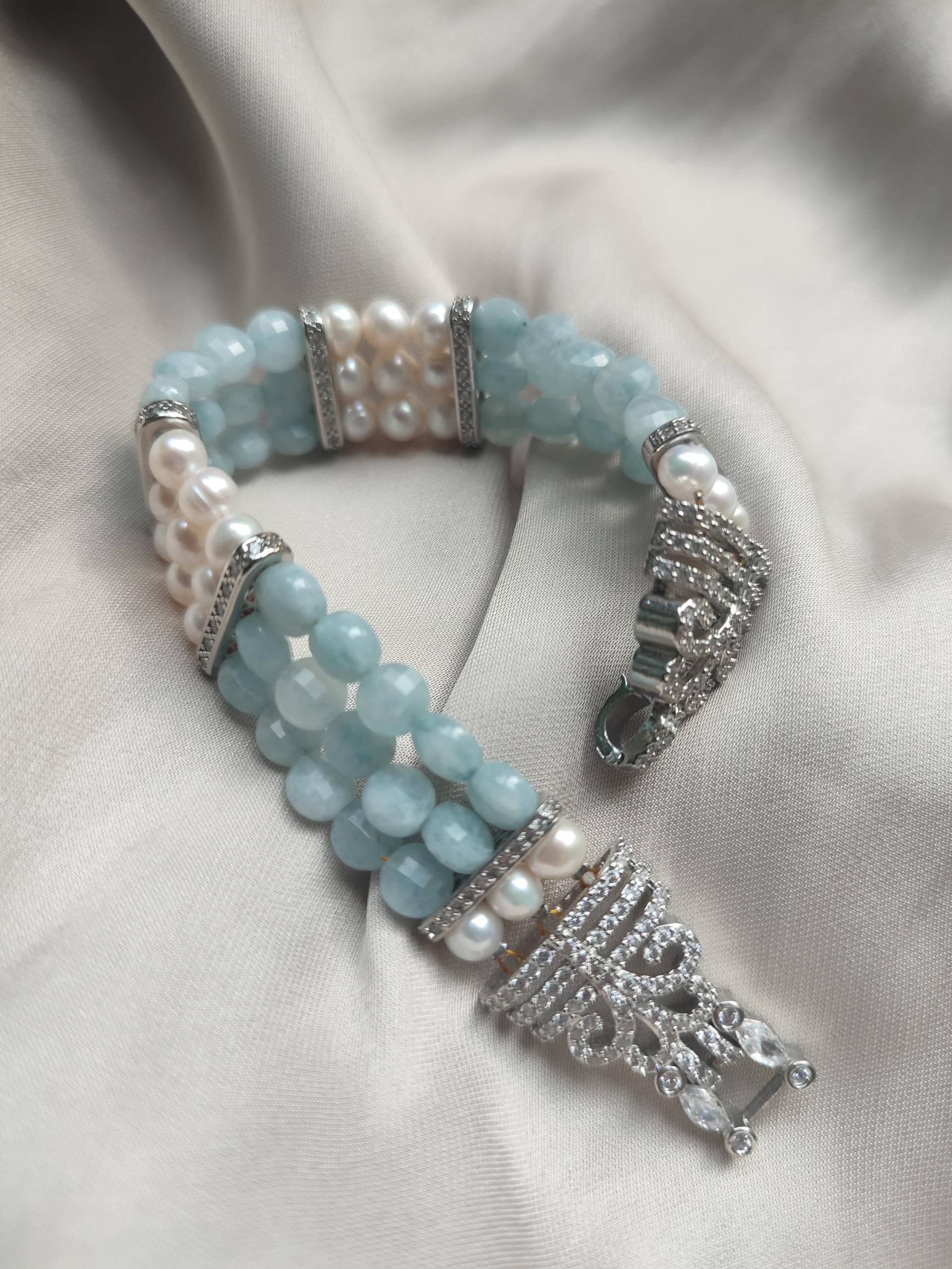 Prächtiges Armband Aus Facettierten Aquamarin-Perlen, Süßwasserperlen Und Zirkonia Elemente Prächtiges Armband Aus Facettierten Aquamarin-Perlen, Süßwasserperlen Und Zirkonia Elemente von Hazzzi