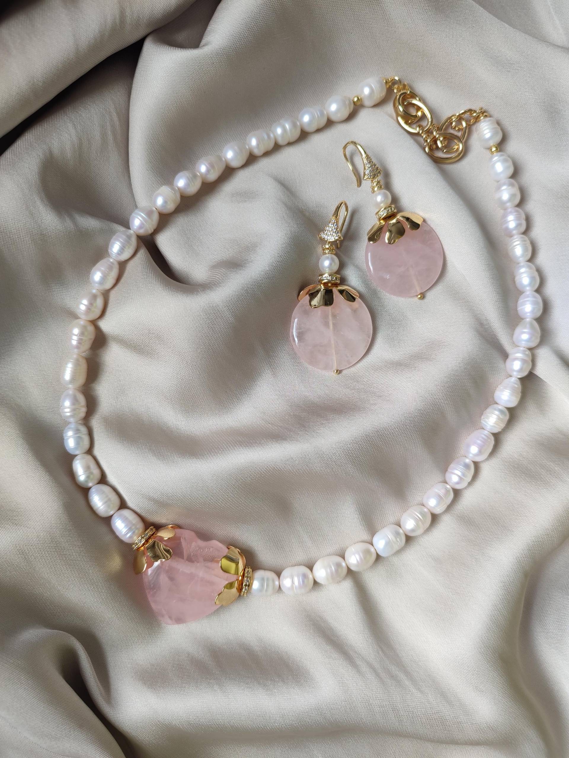 Schmuckset "Aphélie" Aus Rosenquarz Und Süßwasser Perlen Schmuckset "Aphélie" Aus Rosenquarz Und Süßwasser Perlen von Hazzzi