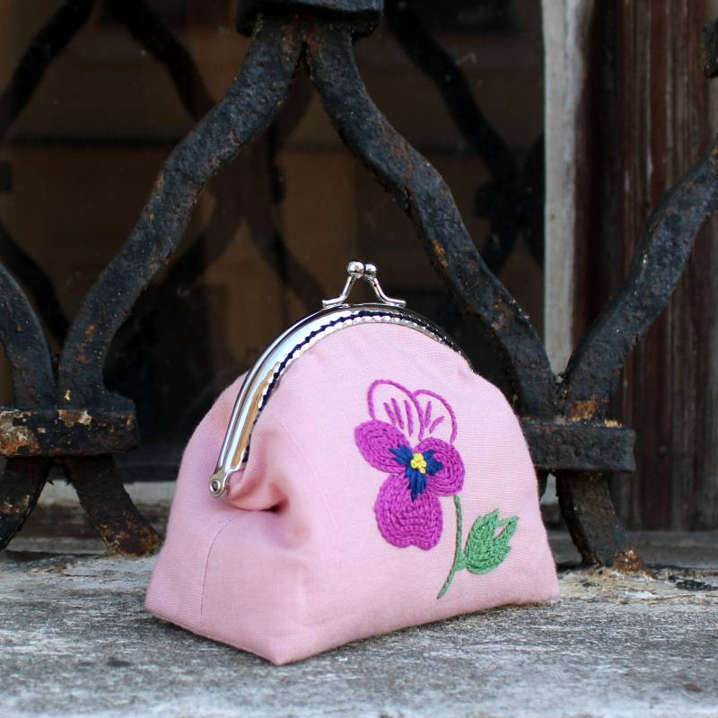 Handgefertigte Kisslock-Geldbörse Aus Leinenstoff | Rosa Farbe Mit Handgefertigter Stickerei von HeLenLinen