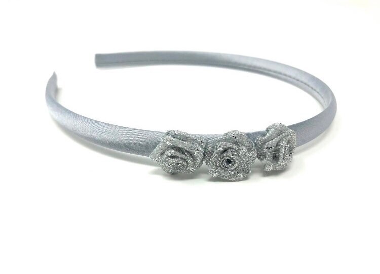 Silber Satin Haarband Mit Sparkle Glitter Blumen von HeadOverHeelsEst2014