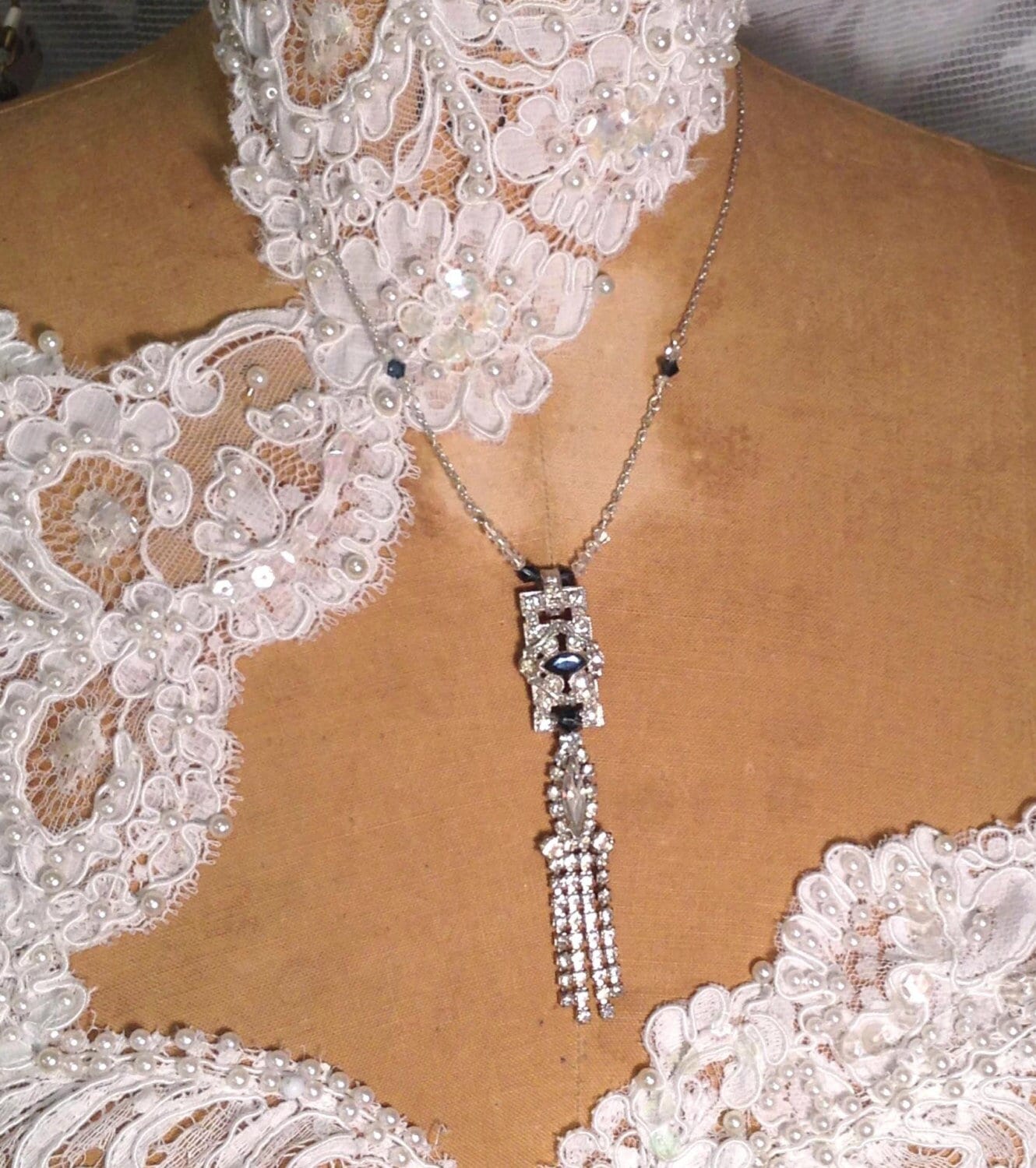 Vintage Brautschmuck ~ Strass Brautkette Gatsby Upcycled Assemblage Schmuck Headpiece Heaven Versandkostenfrei Vintage Brautschmuck ~ Strass Brautkette Gatsby Upcycled Assemblage Schmuck Headpiece Heaven Versandkostenfrei von HeadpieceHeavenSalon