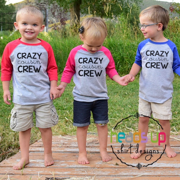 Cousin Beste Freunde Shirts - Crazy Cousins Crew Raglan Tshirts Zwillinge Junge Oder Mädchen Triplets Geschwister Trendige Familie T-Shirts von HeadsUpTwins