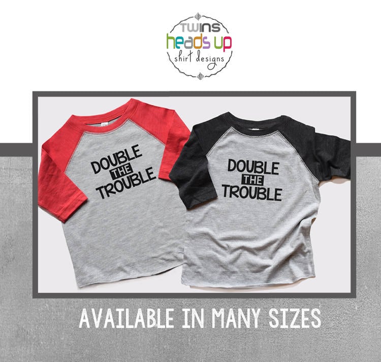 Doppel Schwierigkeiten Shirts Junge Oder Mädchen - Lustige Twin-T-Shirts Doppelte Mühe Kinder T-Shirts Zwillinge Geschwister Trendige Baby Shower von HeadsUpTwins