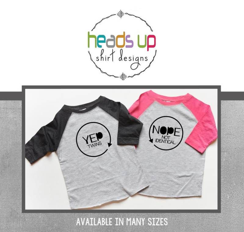 Ja, Wir Sind Zwillinge Nein Nicht Identisch Shirts - Lustige Raglan Junge/Mädchen Geschenke Für Baby-Dusche-Zwillinge Trendy von HeadsUpTwins