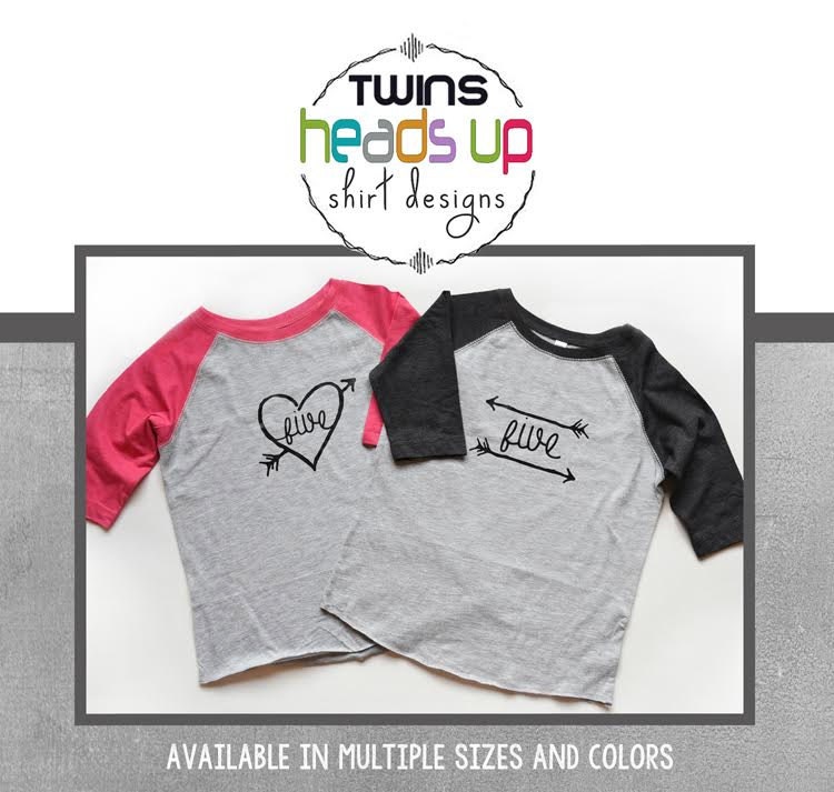 Junge/Mädchen Fünf Geburtstag Shirts Raglan - 5 T-Shirts Boy/Girl-Zwillinge Fünften T-Shirts Twins Koordination Kleidung Zwillinge Zweibettzimmer von HeadsUpTwins