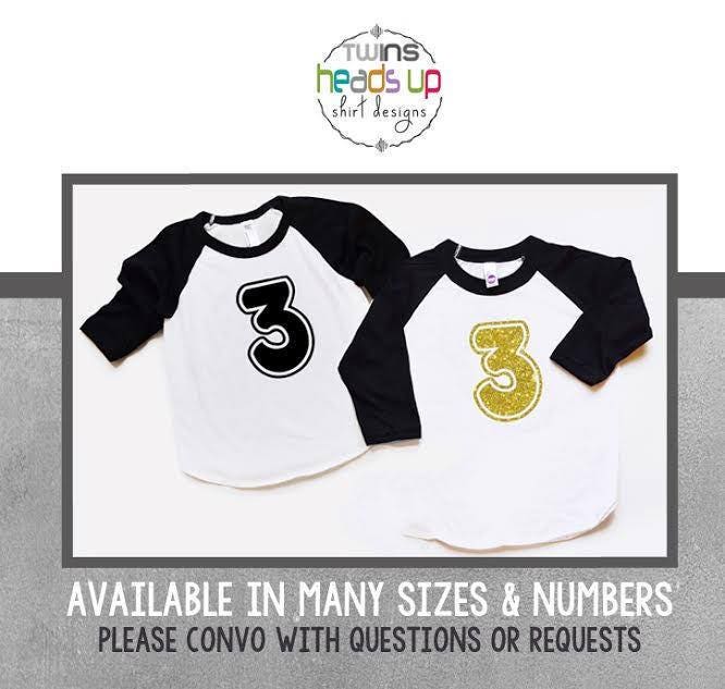 Junge/Mädchen Zwillinge 3. Geburtstag Shirts - Twin Dritten Raglan T-Shirt Boy/Girl Drei T-Shirts Trendy 3 Glitzer Geschenk von HeadsUpTwins