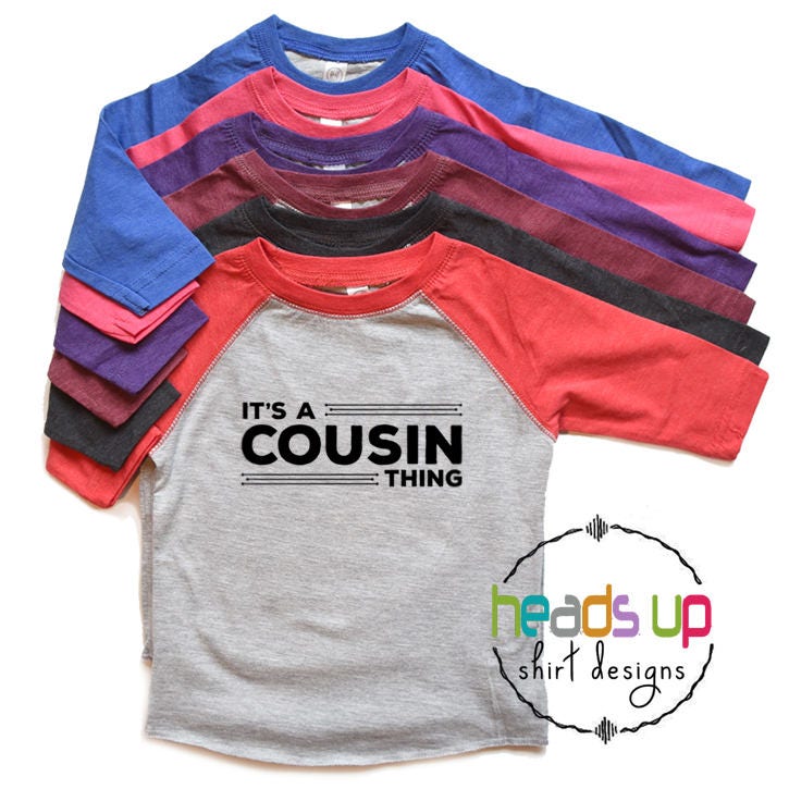 Kleinkind Cousin Shirts Junge Oder Mädchen - Es Ist Ein Sache Kinder Raglan Trendige Familientreffen Tees Baby Jugend Geschwister von HeadsUpTwins
