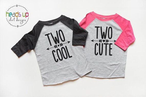 Twin 2nd Birthday Shirts Junge Zwillinge Mädchen Tshirts Second Bday Two Cute Tees Zwei Coole Kleinkind Geburtstag Boysiblings Trendy von HeadsUpTwins