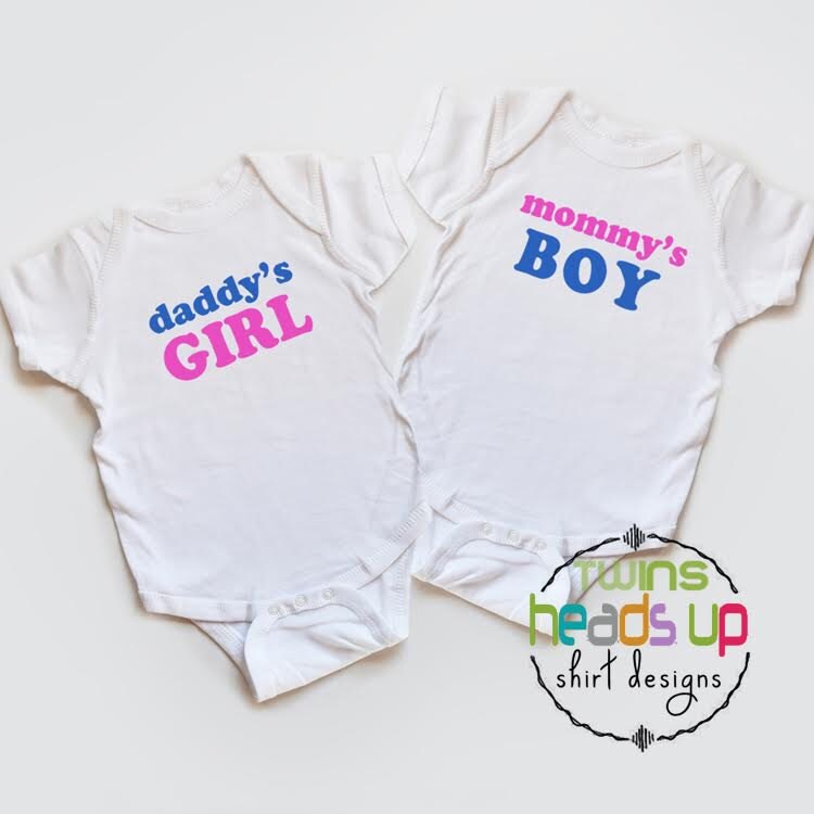 Twin Bodysuit Boy/Girl-Papas Mädchen/Mama Junge-Baby-Body-Boy/Girl-Zwillinge - Mädchen/Jungen-Twin-Geschenk Trendy Krankenhaus Twin-Shirts T-Shirt von HeadsUpTwins