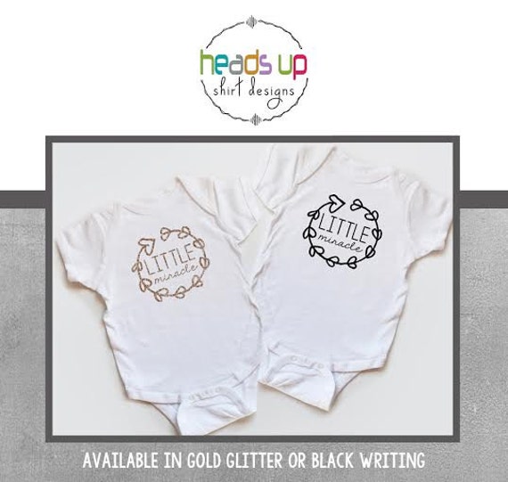 Twin Bodysuit Mädchen - Kleines Wunder Geschenk Für Zwillinge Baby-Dusche Trendige Kleine Wunder-Tees Koordination von HeadsUpTwins