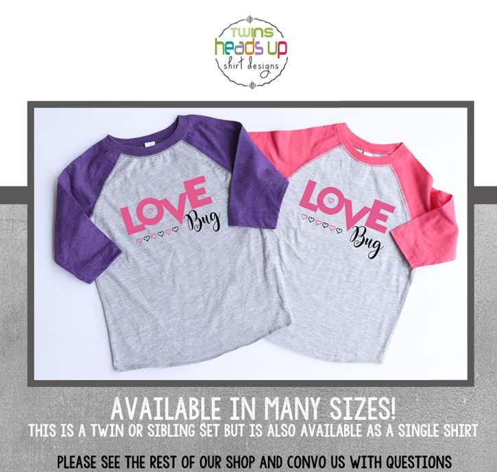 Twin Girl Shirts Liebe Bug Valentinstag Raglan Kleinkind Mädchen Trendige Baby Bodys Passende Schwestern von HeadsUpTwins