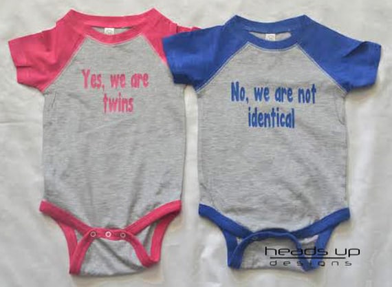 Zwei Bodys Raglan - Ja, Wir Sind Zwillinge Nein Nicht Identisch Lustige Twin Body Junge/Mädchen-Twin-Shirts Geschenke Junge/Mädchen Zwei Bodys Raglan - Ja, Wir Sind Zwillinge Nein Nicht Identisch Lustige Twin Body Junge/Mädchen-Twin-Shirts Geschenke Junge/Mädchen von HeadsUpTwins