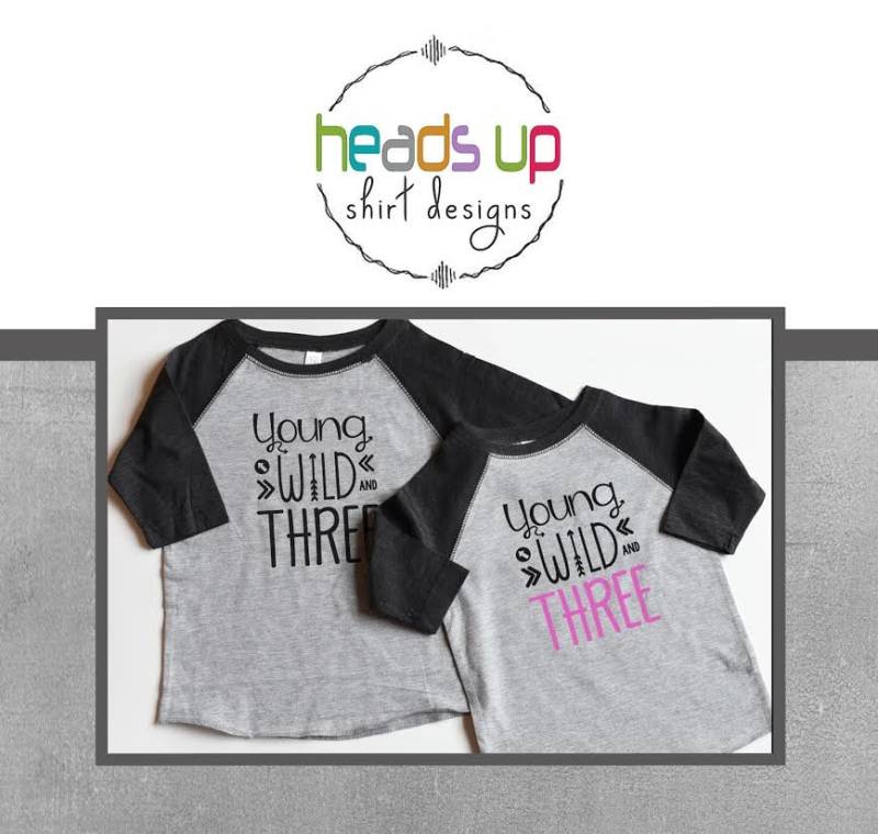 Zwei Junge/Mädchen Drei Geburtstag Raglan Shirts - Young Wild Und Twin Boy/Girl T-Shirts 3. Trendy T-Shirts Dritten von HeadsUpTwins