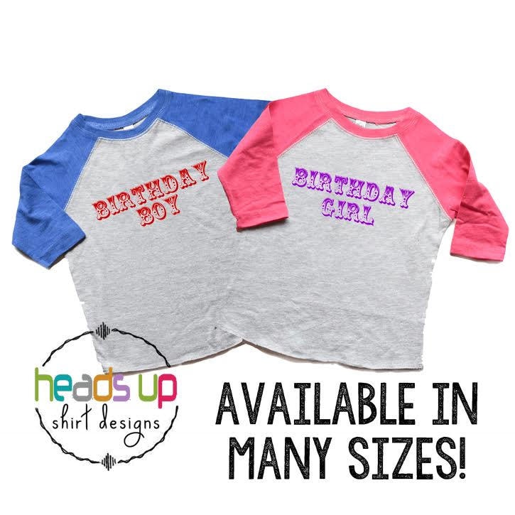 Zwei Junge/Mädchen Geburtstag Junge/Geburtstag Mädchen Shirts Raglans - Zirkus Thema T-Shirts Zwillinge Kinder Karneval Tees Twin Boy/Girl Trendy von HeadsUpTwins