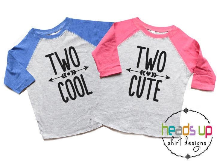 Zwei Junge/Mädchen Zweiten Geburtstag Raglan Shirts - Zwei Cool/Two Niedlichen Kleinkind Zwillinge 2. Trendy T-Shirts Twins 2 T-Shirts von HeadsUpTwins