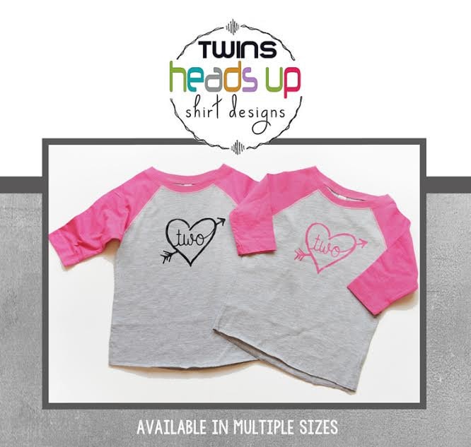 Zwei Mädchen 2. Geburtstag Shirts - Zweite Raglan T-Shirts Zwillingsmädchen Passende Herz Zwei Zwillinge Trendy 2 T-Shirts Geschenk von HeadsUpTwins