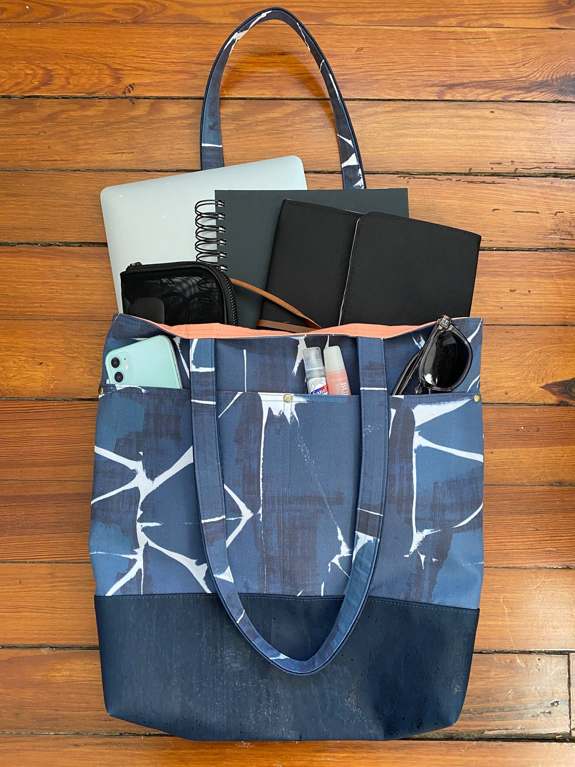 Laptoptasche Mit Taschen, Große Tragetasche, Schultertasche, Kork Stofftasche, Computertasche, Übernachttasche, Geschenke Für Frauen, Pendlertasche von HeadstrongHandmade