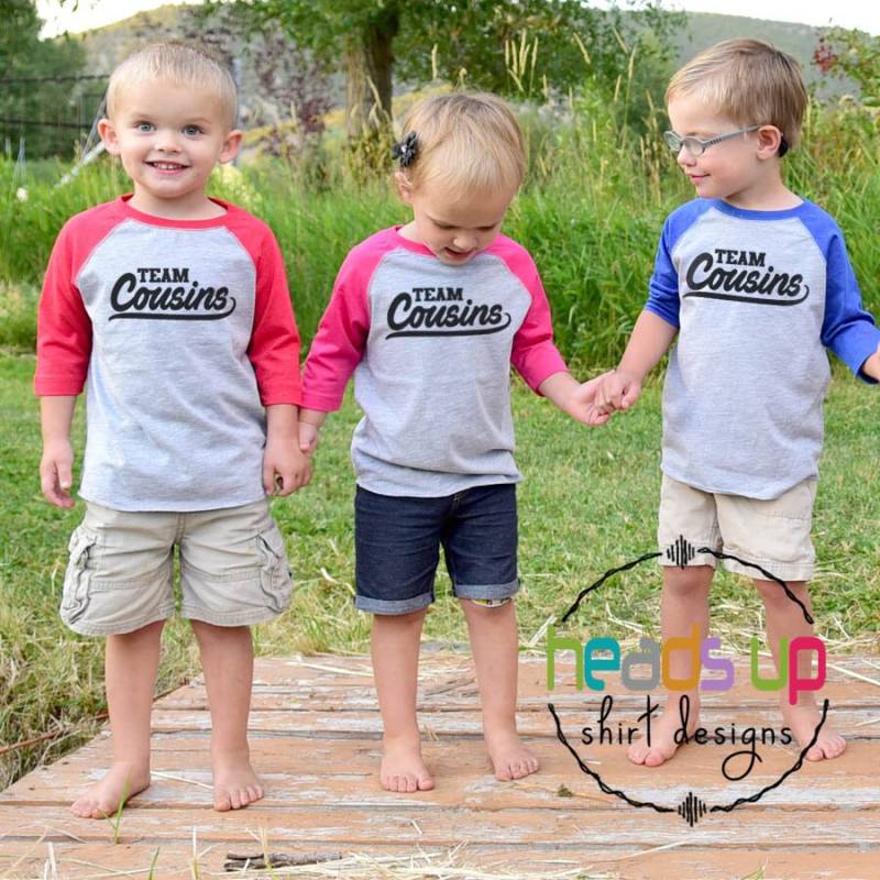 Cousin Shirts Passendes Familienteam Cousine Jungen Tshirts Mädchen Kinder Unisex Cousins Make The Best Friends T-Shirts Trendy Family Reunion von Headsupshirtdesigns